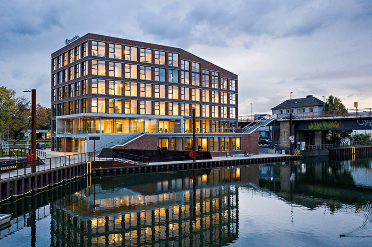 Leuchtturm im Hafen